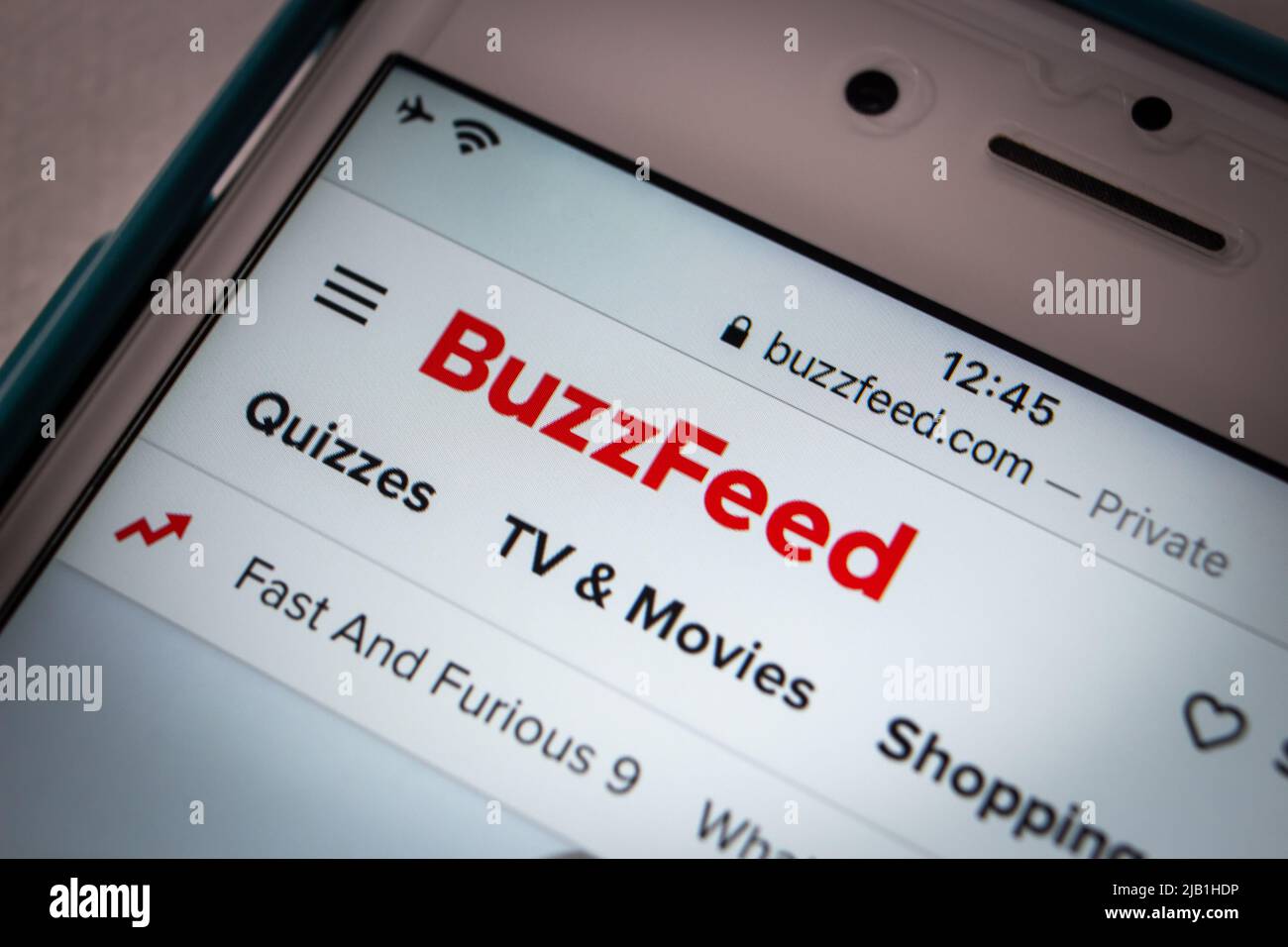 Kumamoto, JAPAN - Jul 1 2021 : Logo von BuzzFeed, einem auf digitale Medien spezialisierten US-Medienunternehmen, auf seiner Website (buzzfeed.com). Stockfoto
