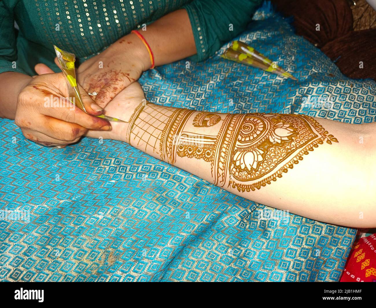 Mehndi Künstler macht Mehndi Brauthand in Indien, Mehndi Design. Stockfoto
