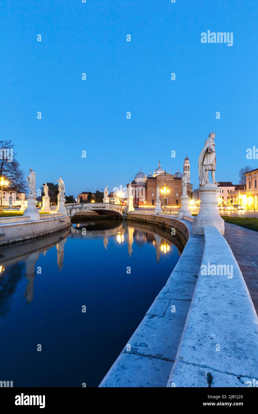 Padua Prato della Valle Platz mit Statuen Reise Reisen Urlaub Stadt Stadt Portrait Format in der Nacht in Padua, Italien Stockfoto