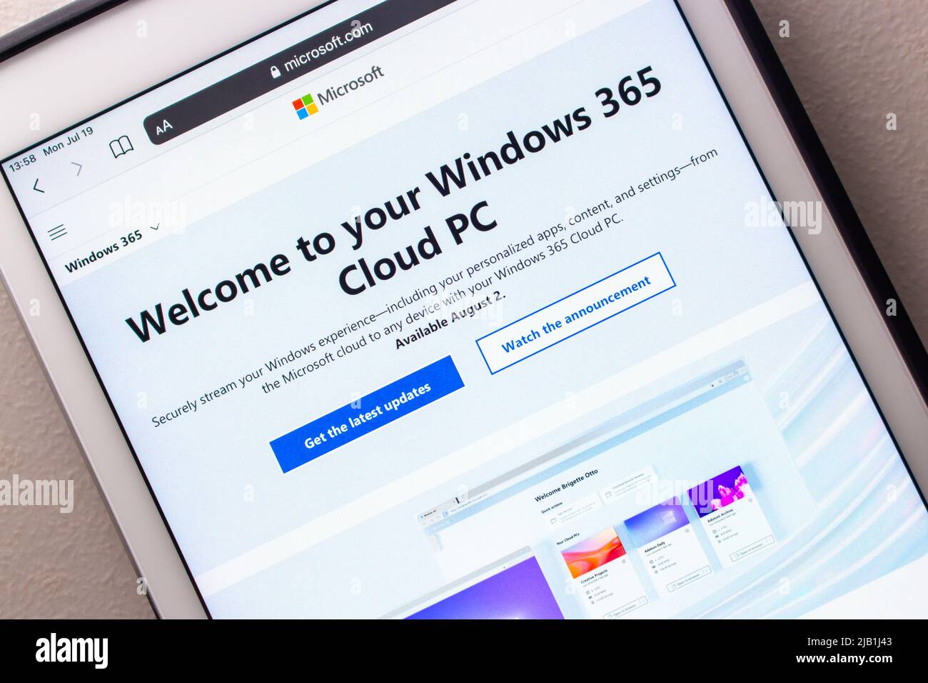 Kumamoto, JAPAN - Jul 19 2021 : die Website von Windows 365, einem Dienst von Microsoft, der Benutzern den Zugriff auf Cloud-PCs vom eigenen Computer auf einem Tablet ermöglicht Stockfoto