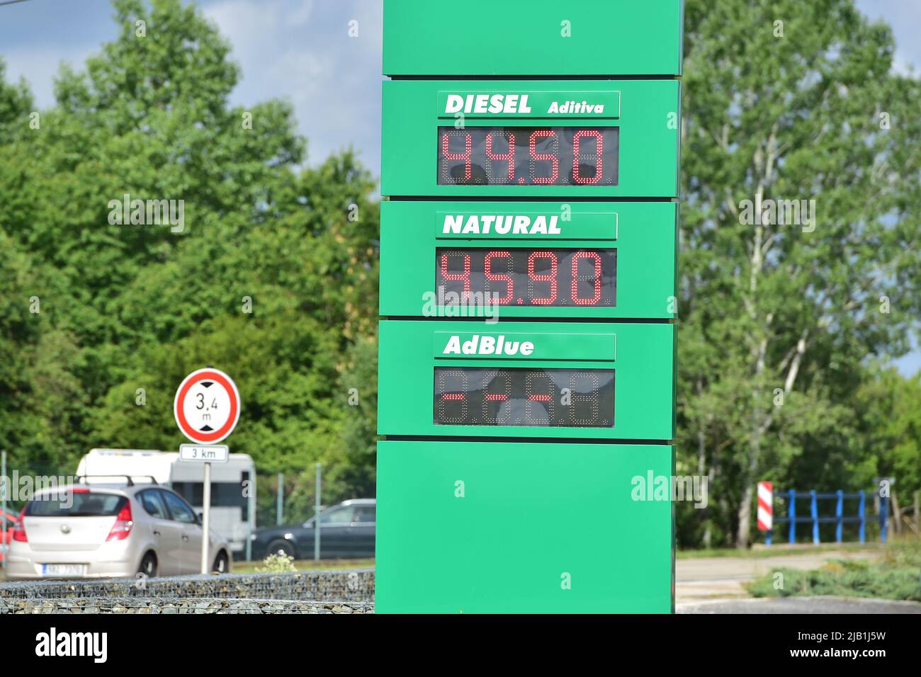 Kostice, Tschechische Republik. 02.. Juni 2022. Laut Daten des CCS-Unternehmens sind die tschechischen Kraftstoffpreise in der vergangenen Woche gesunken, der Durchschnittspreis für Benzin ging um 45 auf Kc45,76/Liter und der für Dieselöl um 76 auf K45,43/Liter zurück. Abbildung einer Tankstelle in Kostice, Tschechische Republik, 2. Juni 2022. Quelle: Vaclav Salek/CTK Photo/Alamy Live News Stockfoto
