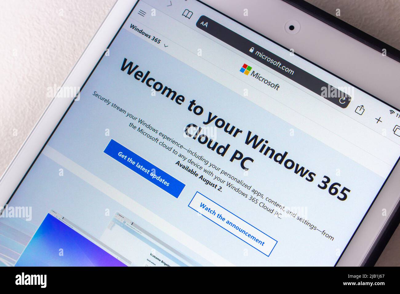 Kumamoto, JAPAN - Jul 19 2021 : die Website von Windows 365, einem Dienst von Microsoft, der Benutzern den Zugriff auf Cloud-PCs vom eigenen Computer auf einem Tablet ermöglicht Stockfoto