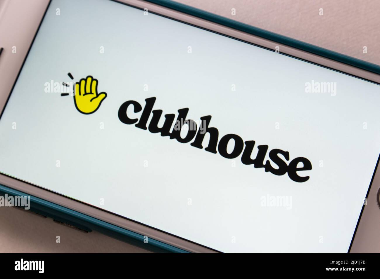 Kumamoto, JAPAN - Jul 22 2021 : Closeup Clubhouse App-Logo auf dem iPhone. Im Juli 2021 gab Clubhouse bekannt, dass keine Einladungen mehr benötigt werden und verrät neues Logo Stockfoto