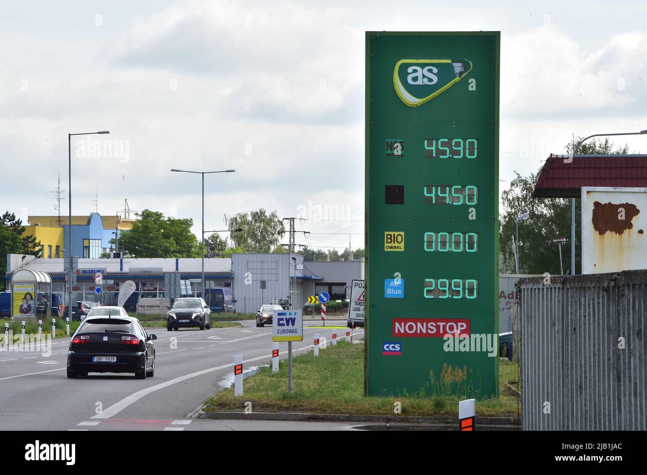 Breclav, Tschechische Republik. 02.. Juni 2022. Laut Daten des CCS-Unternehmens sind die tschechischen Kraftstoffpreise in der vergangenen Woche gesunken, der Durchschnittspreis für Benzin ging um 45 auf Kc45,76/Liter und der für Dieselöl um 76 auf K45,43/Liter zurück. Abbildung einer Tankstelle in Breclav, Tschechische Republik, 2. Juni 2022. Quelle: Vaclav Salek/CTK Photo/Alamy Live News Stockfoto