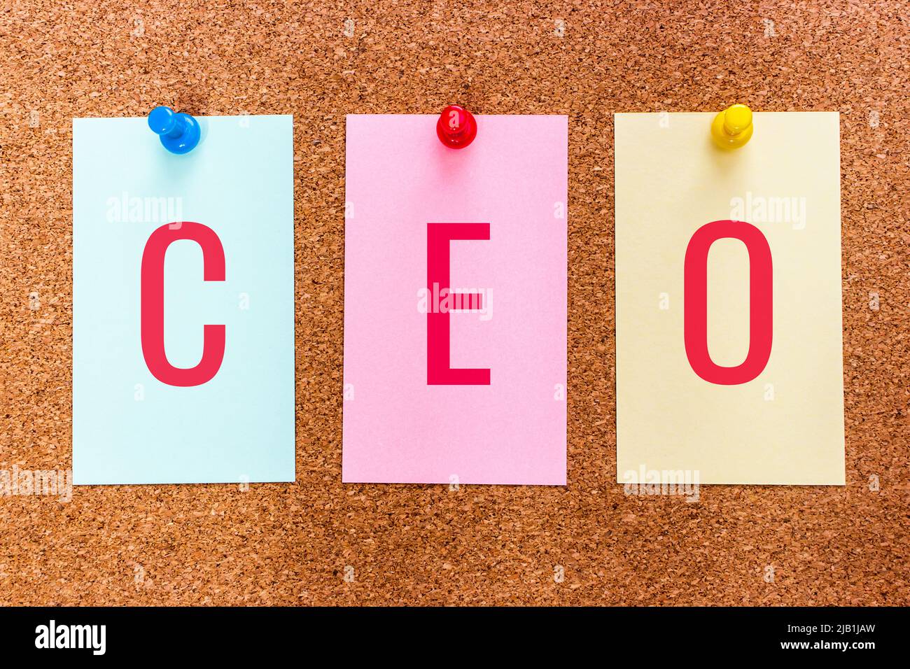 3 Buchstaben Abkürzung CEO (Chief Executive Officer), Führungskräfte, die für die Leitung einer Organisation verantwortlich sind, auf Aufklebern, die an einem Korkbrett angebracht sind. Stockfoto