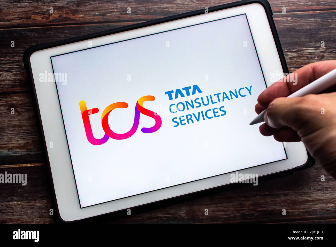 Kumamoto, JAPAN - Jul 23 2021 : Logo von Tata Consultancy Services (TCS), einem indischen IT- und Beratungsunternehmen, auf Tablet. Mann mit Stylus-Stift Stockfoto
