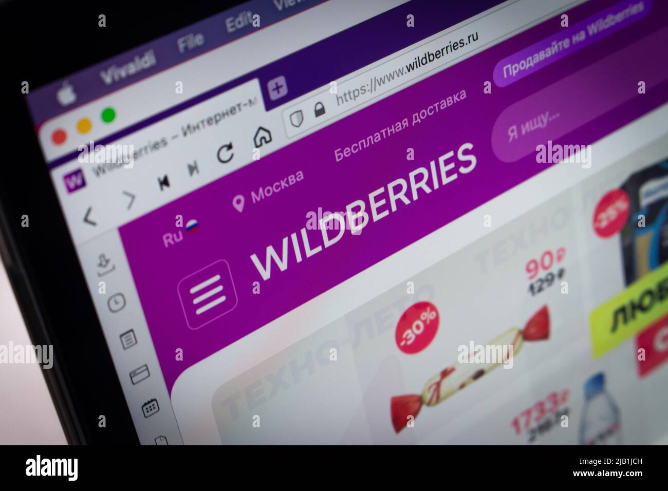 Kumamoto, JAPAN - Jul 7 2021 : Logo von Wildberries, dem größten russischen E-Commerce-Händler mit Sitz in Moskau, Russland, auf seiner Website auf einem Laptop. Stockfoto