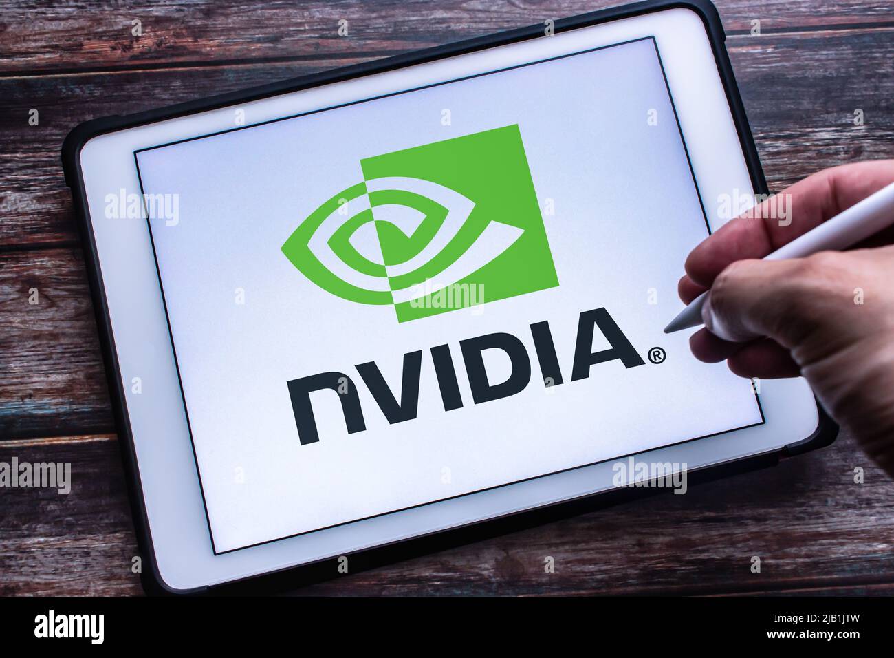 Kumamoto, JAPAN - Jul 30 2021 : Logo des US-Technologieunternehmens Nvidia auf Tablet. Es ist spezialisiert auf Design & Herstellung von Chip, GPU, etc. Hand halten Stift Stockfoto