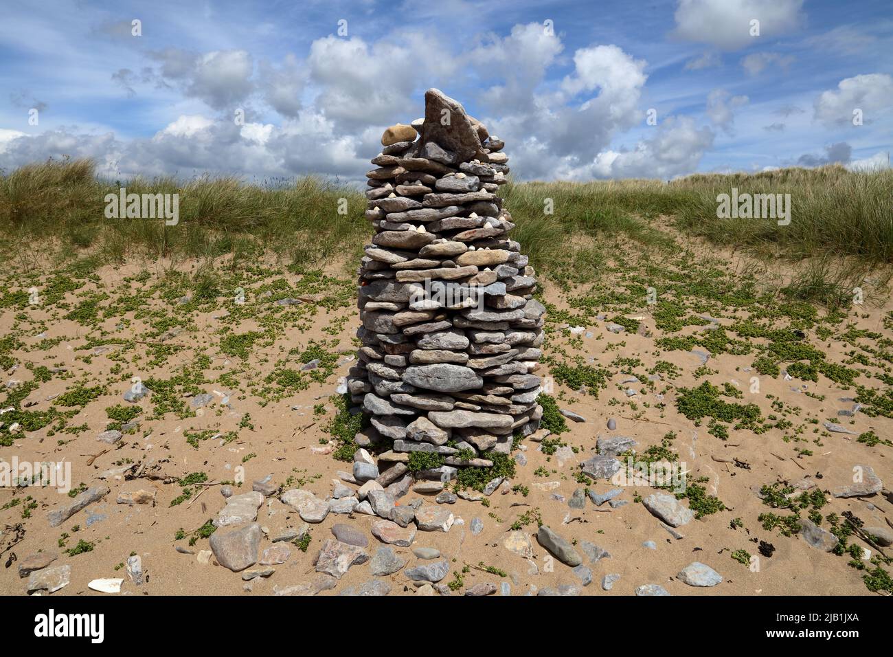 Eine schöne Säule aus Strandfelsen, die auf halbem Weg eine große Sanddüne in den Merthyr Mawr Sanddünen zu einer kegelförmigen Säule geformt wurde. Stockfoto