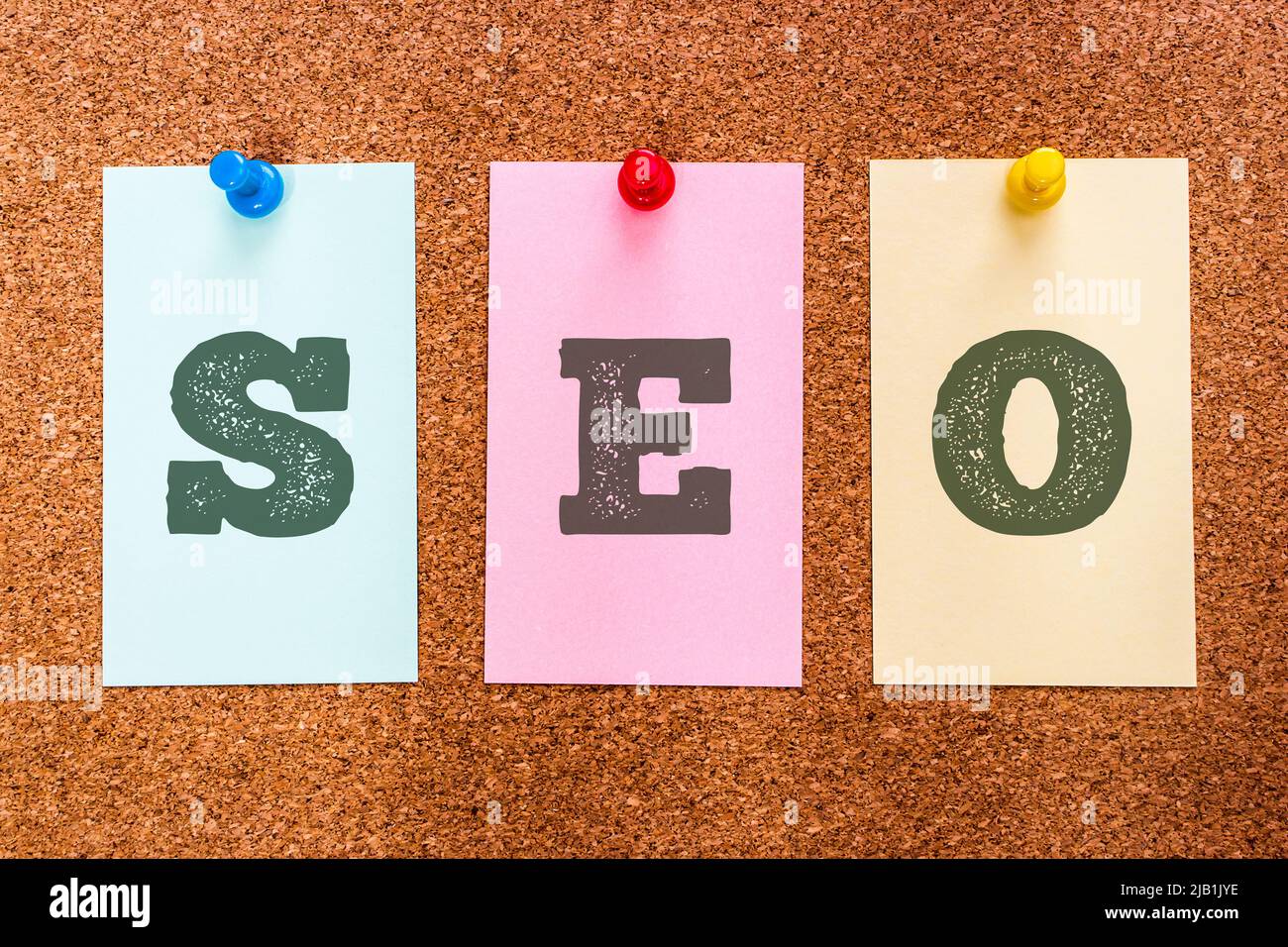 3 Buchstaben Keywords SEO (Search Engine Optimization), Verbesserung der Qualität und Quantität von Web-Traffic auf Website von Suchmaschinen, auf Sticker Stockfoto