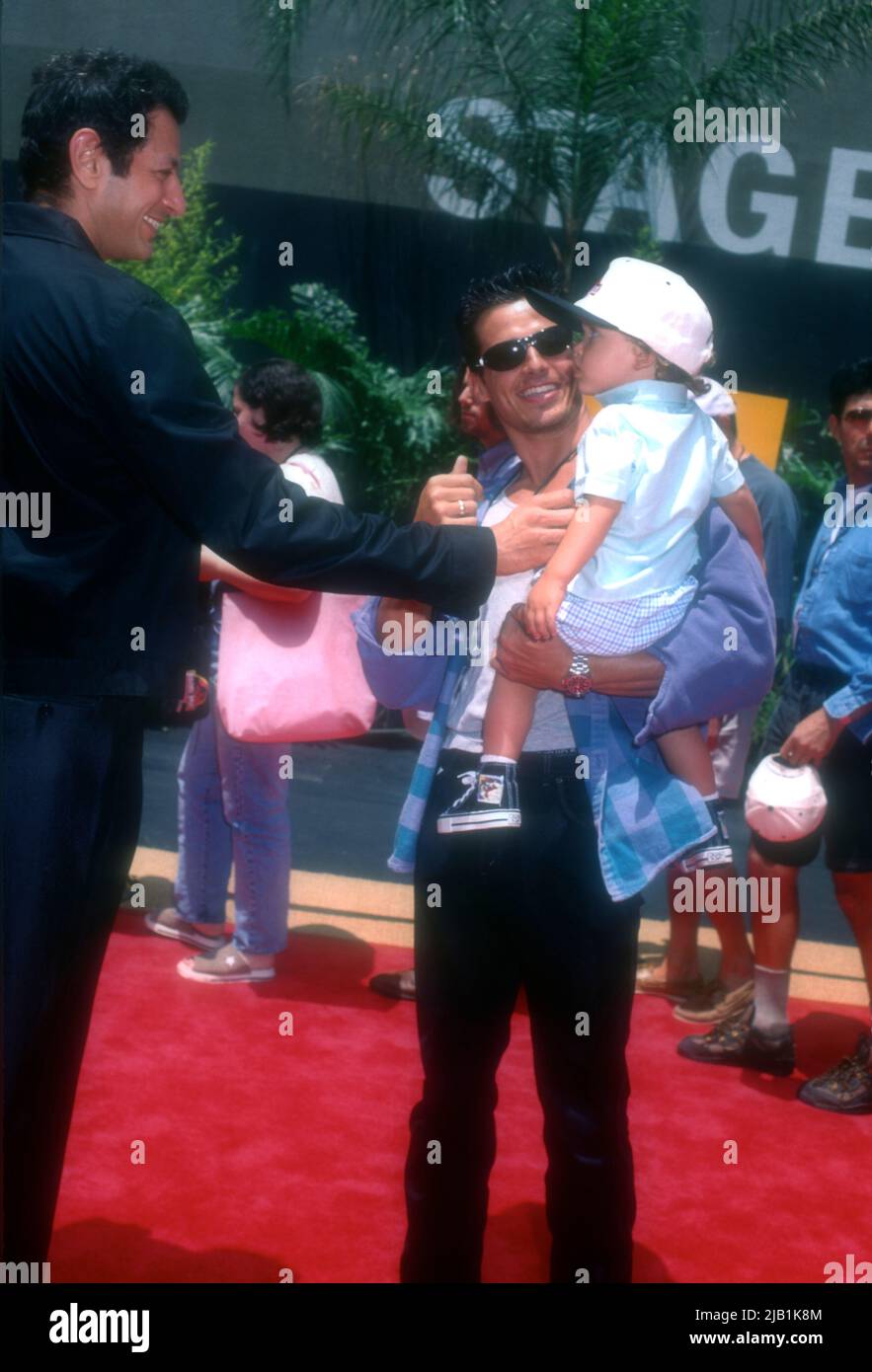 Universal City, California, USA 15.. Juni 1996 Schauspieler Jeff Goldblum, Schauspieler Antonio Sabato Jr. und Sohn Jack Sabato besuchen Jurassic Park The Ride Opening in den Universal Studios Hollywood am 15. Juni 1996 in Universal City, Kalifornien, USA. Foto von Barry King/Alamy Stockfoto Stockfoto