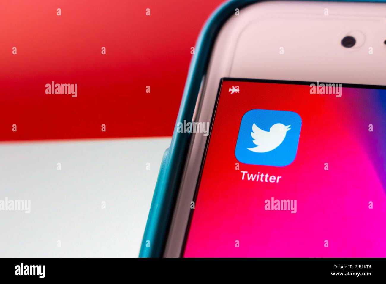 Kumamoto, JAPAN - Aug 16 2021 : Twitter-App auf dem iPhone mit indonesischer Flagge. Indonesien ist 2020 der sechstgrößte Twitter-Markt der Welt Stockfoto
