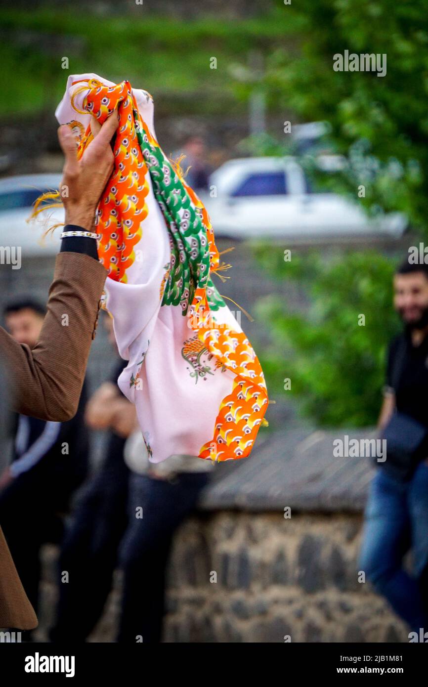 8 Mai 2022 Diyarbakir Türkei. Menschen spielen Halay mit Trommel und zurna auf zehn Augen Brücke Stockfoto