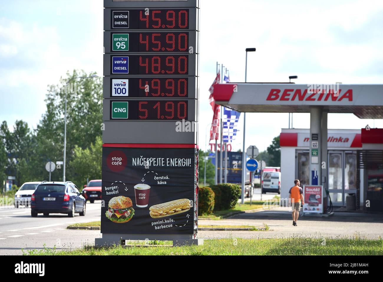Laut Daten des CCS-Unternehmens sind die tschechischen Kraftstoffpreise in der vergangenen Woche gesunken, der Durchschnittspreis für Benzin ging um 45 auf Kc45,76/Liter und der für Dieselöl um 76 auf K45,43/Liter zurück. Abbildung einer Tankstelle in Breclav, Tschechische Republik, 2. Juni 2022. (CTK Photo/Vaclav Salek) Stockfoto