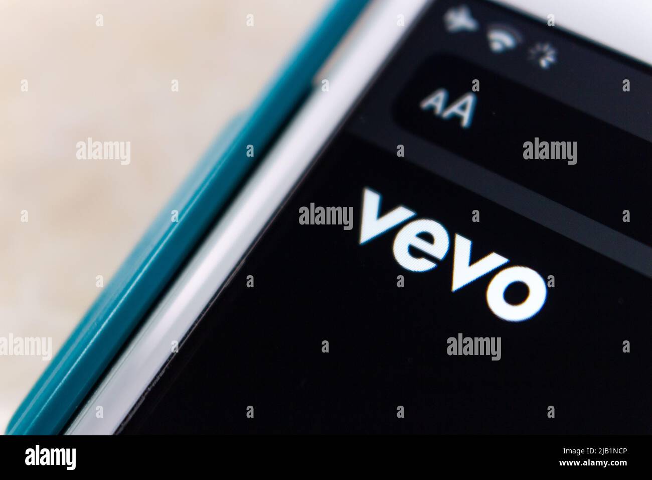 Kumamoto, JAPAN - Aug 3 2021 : Logo von Vevo (Video Evolution), einem US-Videohosting-Dienst, der für Musikvideos für YouTube bekannt ist, auf der Website auf dem iPhone Stockfoto