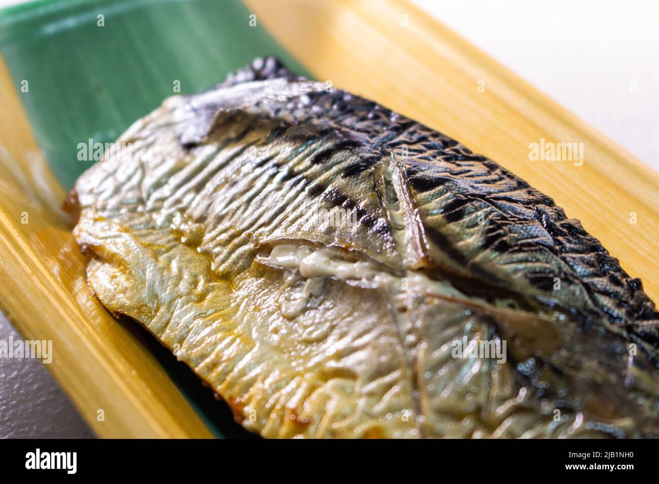 Japanischer Makrele vom Grill mit Salz (Saba-no-shioyaki), der im japanischen Supermarkt verkauft wird. Der Makrelenfisch (Saba auf Japanisch) im Lebensmittelbehälter Stockfoto