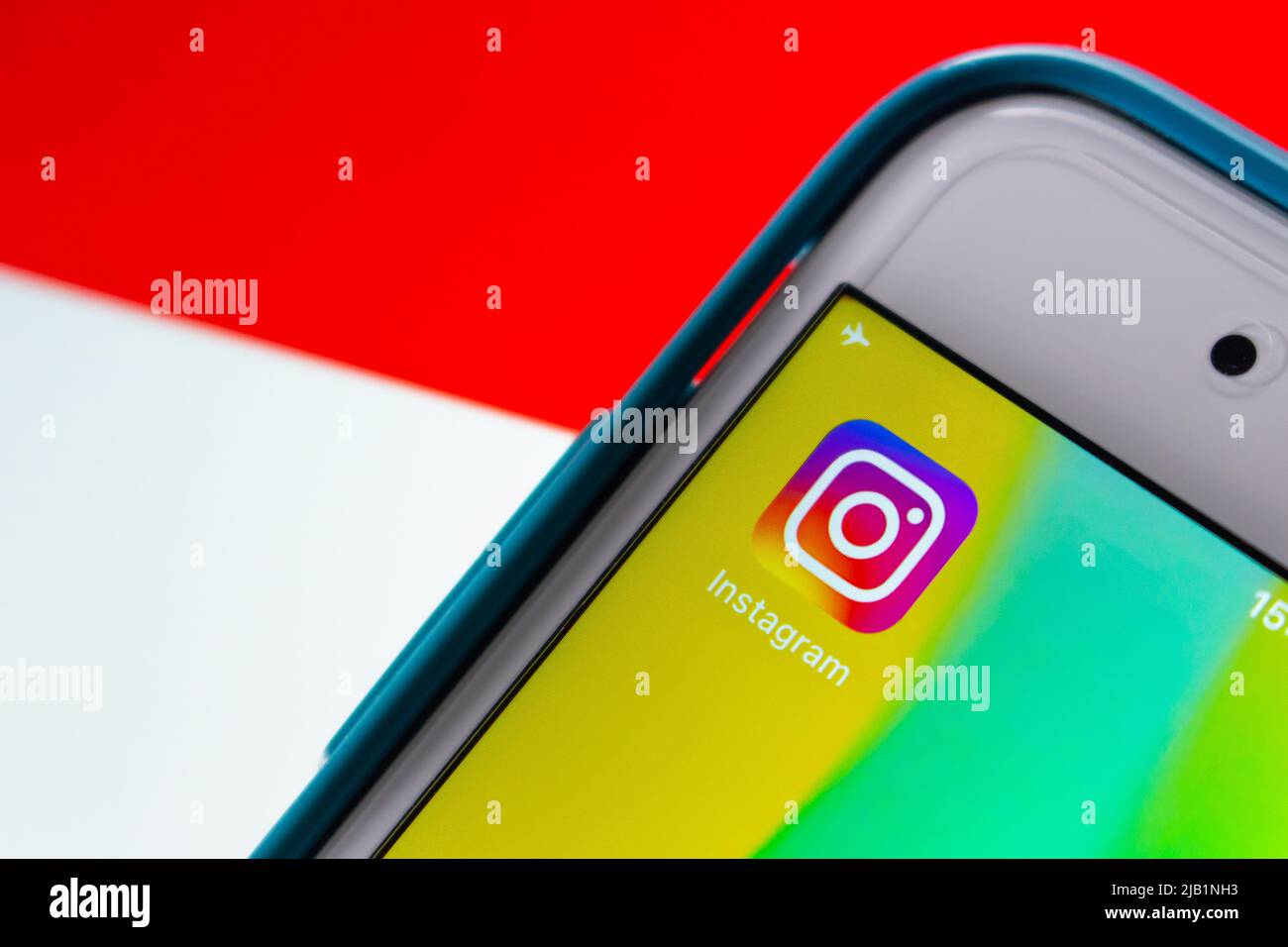 Kumamoto, JAPAN - Aug 16 2021 : Instagram-App auf dem iPhone mit indonesischer Flagge im Hintergrund. Indonesien ist 2020 der viertgrößte Nutzer der Welt Stockfoto
