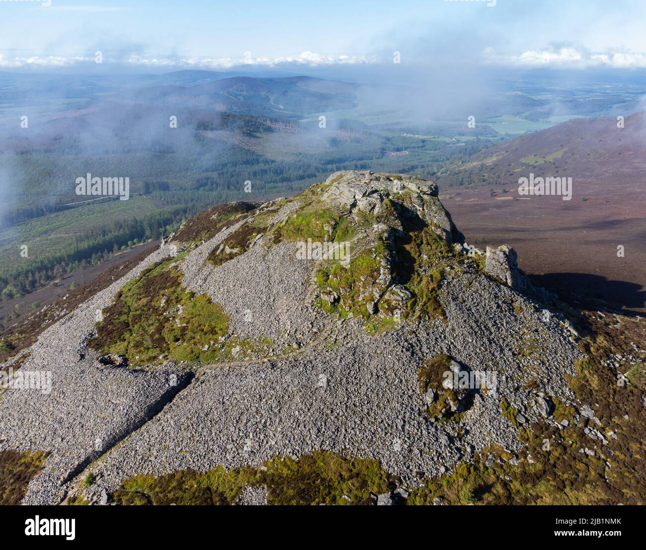 Luftaufnahme des charakteristischen Granitstopfens und der Bergfestungen auf dem Mither Tap auf dem Berg Bennachie, Aberdeenshire, Schottland Stockfoto