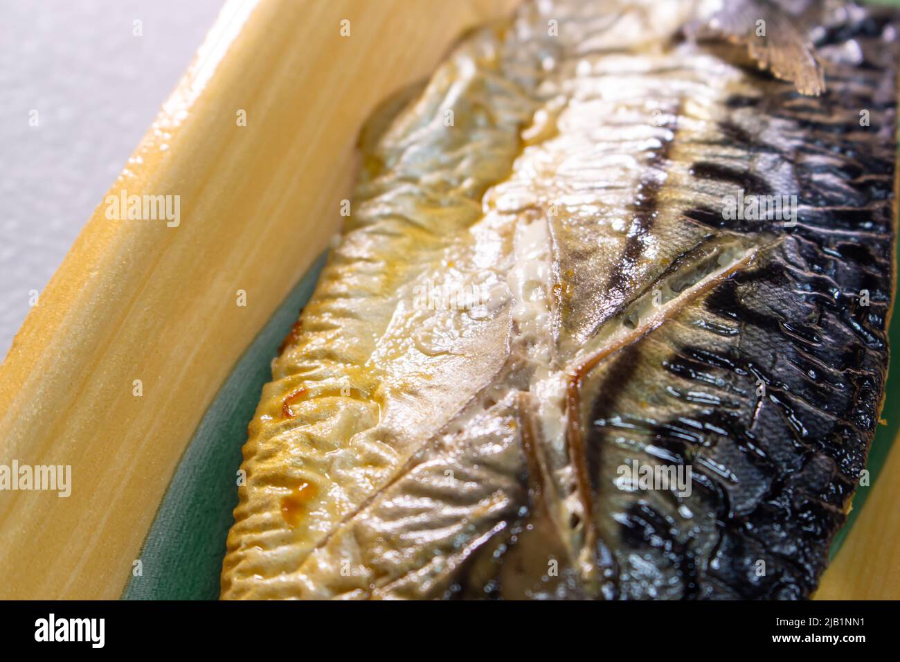 Japanischer Makrele vom Grill mit Salz (Saba-no-shioyaki), der im japanischen Supermarkt verkauft wird. Der Makrelenfisch (Saba auf Japanisch) im Lebensmittelbehälter Stockfoto