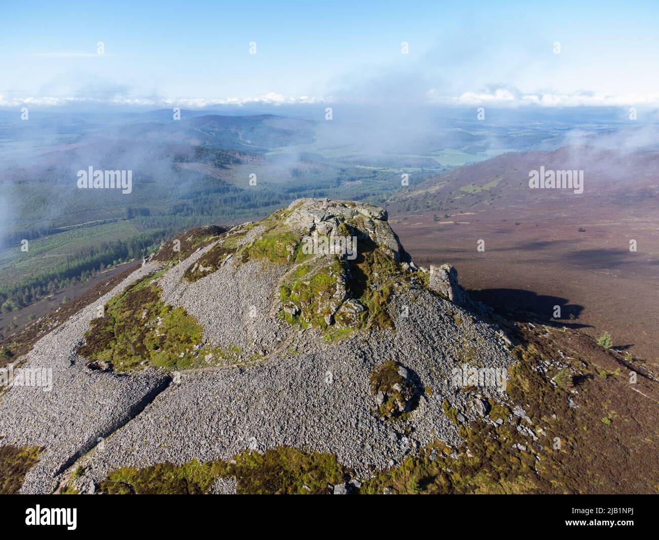 Luftaufnahme des charakteristischen Granitstopfens und der Bergfestungen auf dem Mither Tap auf dem Berg Bennachie, Aberdeenshire, Schottland Stockfoto
