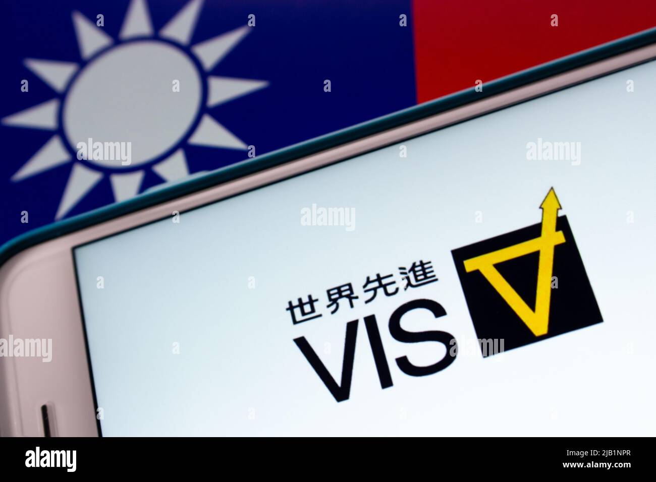 Kumamoto, JAPAN - Aug 16 2021 : das Logo von VIS (Vanguard International Semiconductor Corporation), einem taiwanesischen IC-Foundry-Dienstleister, auf dem iPhone Stockfoto