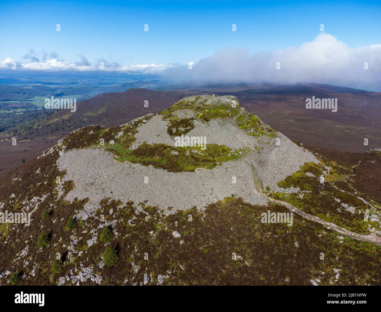 Luftaufnahme des charakteristischen Granitstopfens und der Bergfestungen auf dem Mither Tap auf dem Berg Bennachie, Aberdeenshire, Schottland Stockfoto