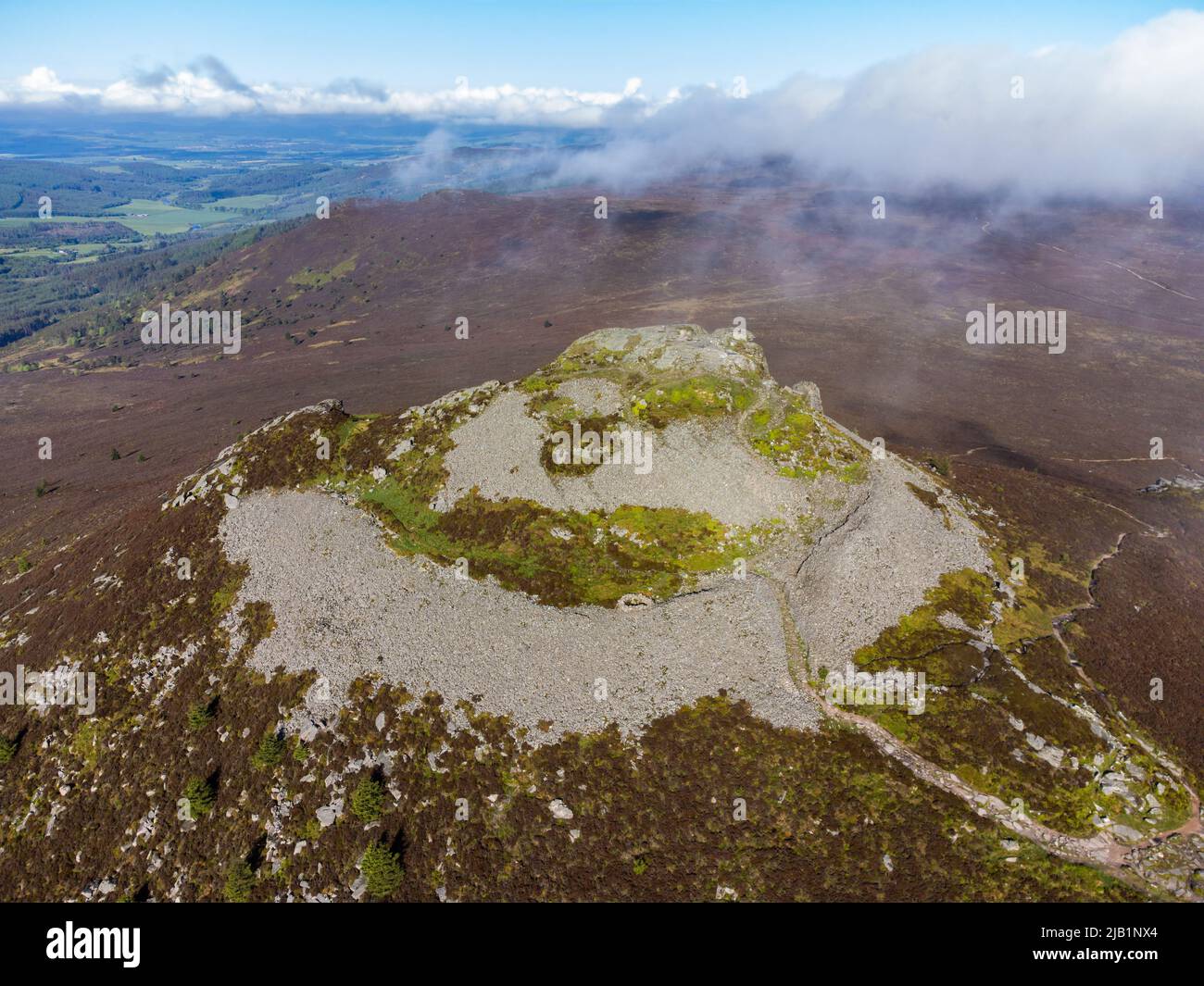 Luftaufnahme des charakteristischen Granitstopfens und der Bergfestungen auf dem Mither Tap auf dem Berg Bennachie, Aberdeenshire, Schottland Stockfoto