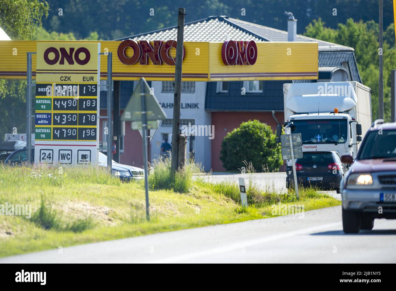 Laut Daten des CCS-Unternehmens sind die tschechischen Kraftstoffpreise in der vergangenen Woche gesunken, der Durchschnittspreis für Benzin ging um 45 auf Kc45,76/Liter und der für Dieselöl um 76 auf K45,43/Liter zurück. Abbildung der Tankstelle ONO in Dolni Dvoriste, Tschechische Republik, 2. Juni 2022. (CTK Photo/Vaclav Pancer) Stockfoto