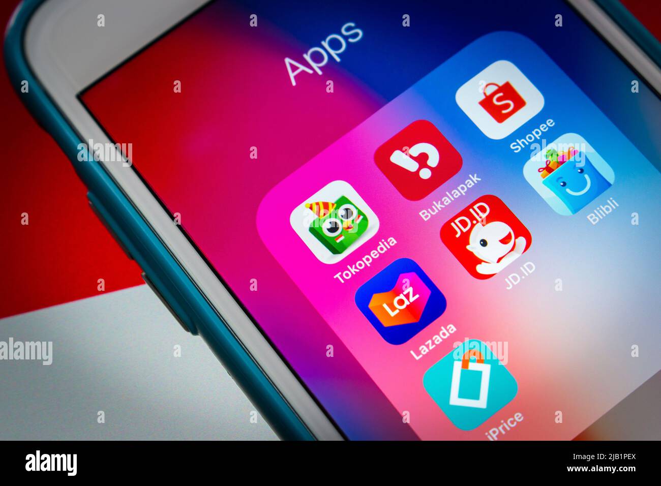 Kumamoto, JAPAN – 10 2021. August: Tokopedia, Indonesiens E-Commerce-Unternehmen, & Rivals (Bukalapak, Shopee, Lazada, JD, Blibli & iPrice) auf indonesischer Flagge Stockfoto