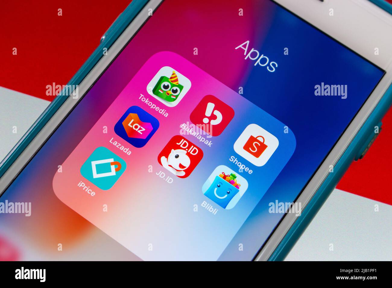 Kumamoto, JAPAN – 10 2021. August: Tokopedia, Indonesiens E-Commerce-Unternehmen, & Rivals (Bukalapak, Shopee, Lazada, JD, Blibli & iPrice) auf indonesischer Flagge Stockfoto