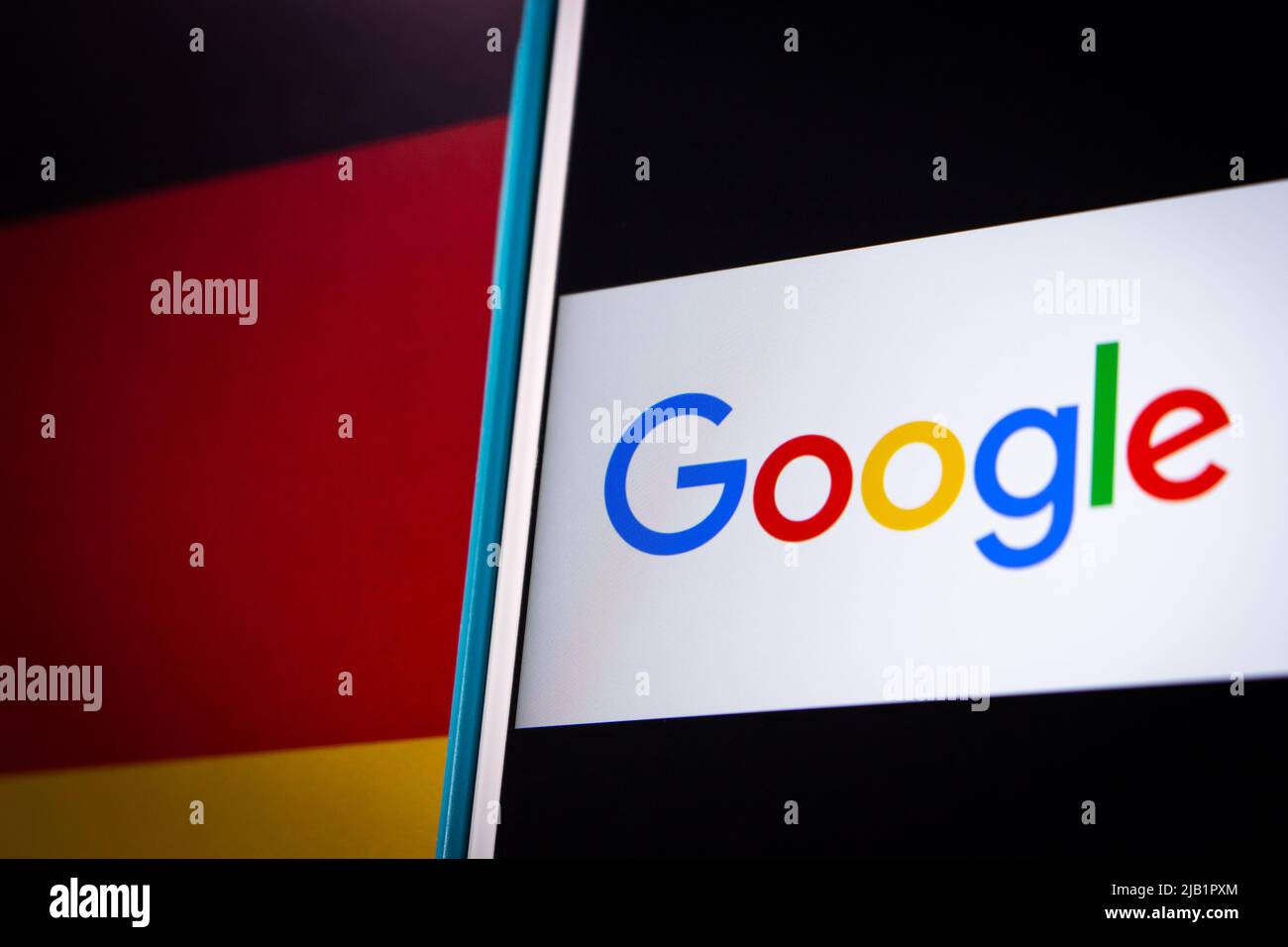 Kumamoto, JAPAN - Sep 6 2021 : Konzeptbild eines US-Tech-Giganten Google-Logos auf dem iPhone auf dem Hintergrund der deutschen Flagge in dunkler Stimmung. Stockfoto Kumamoto, JAPAN - Sep 6 2021 : Konzeptbild eines US-Tech-Giganten Google-Logos auf dem iPhone auf dem Hintergrund der deutschen Flagge in dunkler Stimmung. Stockfoto