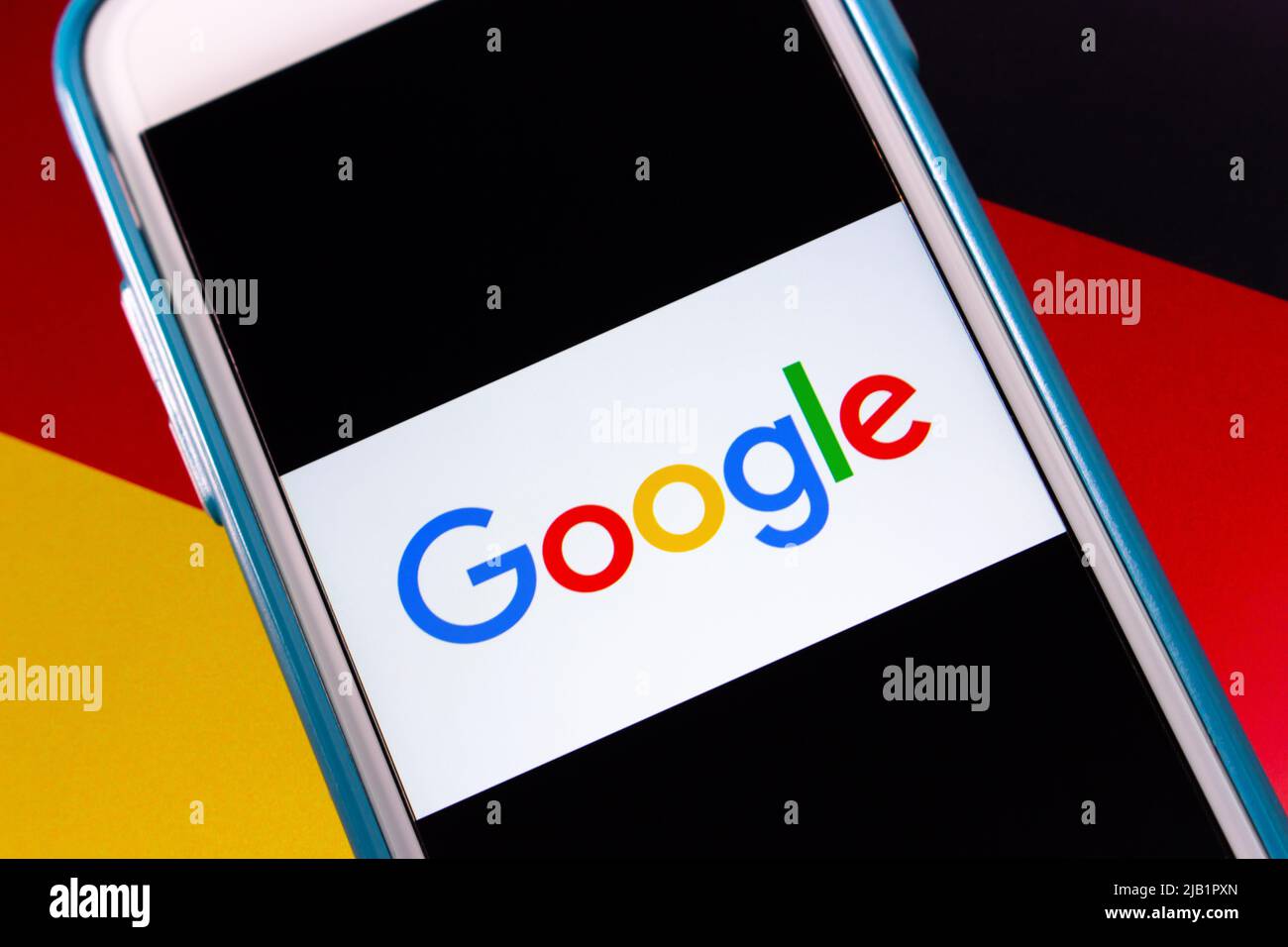 Kumamoto, JAPAN - Sep 6 2021 : Konzeptbild eines US-Tech-Giganten Google-Logos auf dem iPhone auf dem Hintergrund der deutschen Flagge. Stockfoto Kumamoto, JAPAN - Sep 6 2021 : Konzeptbild eines US-Tech-Giganten Google-Logos auf dem iPhone auf dem Hintergrund der deutschen Flagge. Stockfoto