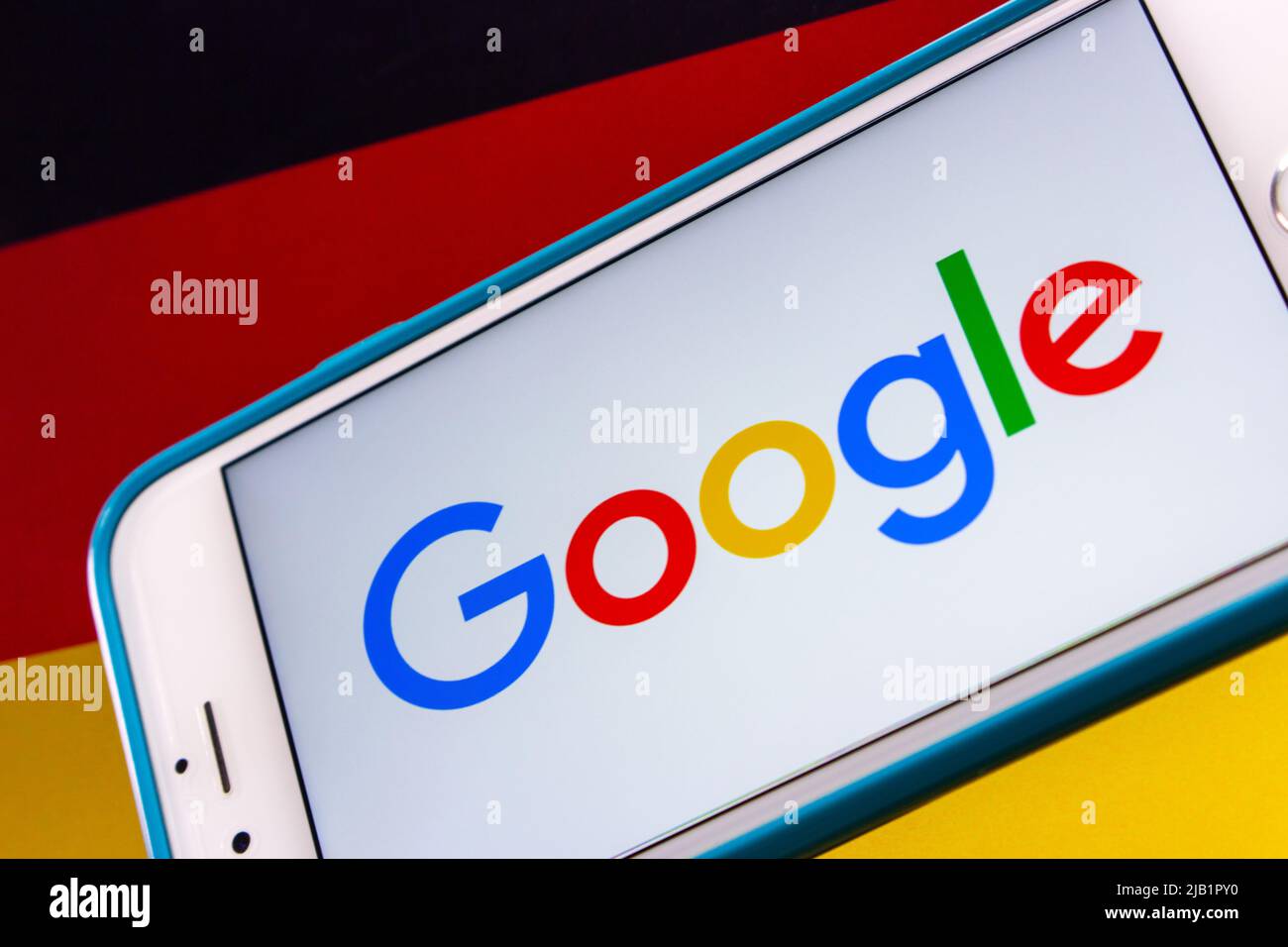 Kumamoto, JAPAN - Sep 6 2021 : Konzeptbild eines US-Tech-Giganten Google-Logos auf dem iPhone auf dem Hintergrund der deutschen Flagge. Stockfoto Kumamoto, JAPAN - Sep 6 2021 : Konzeptbild eines US-Tech-Giganten Google-Logos auf dem iPhone auf dem Hintergrund der deutschen Flagge. Stockfoto