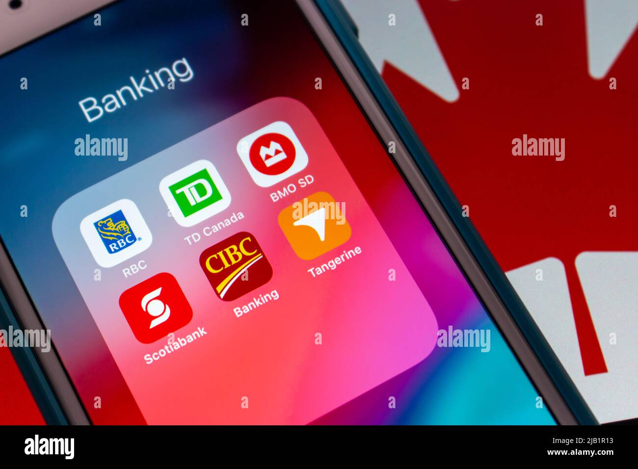 Royal Bank of Canada, TD Canada Trust, Bank of Montreal, Scotiabank, Canadian Imperial Bank of Commerce, Tangerine auf iPhone unter kanadischer Flagge Stockfoto