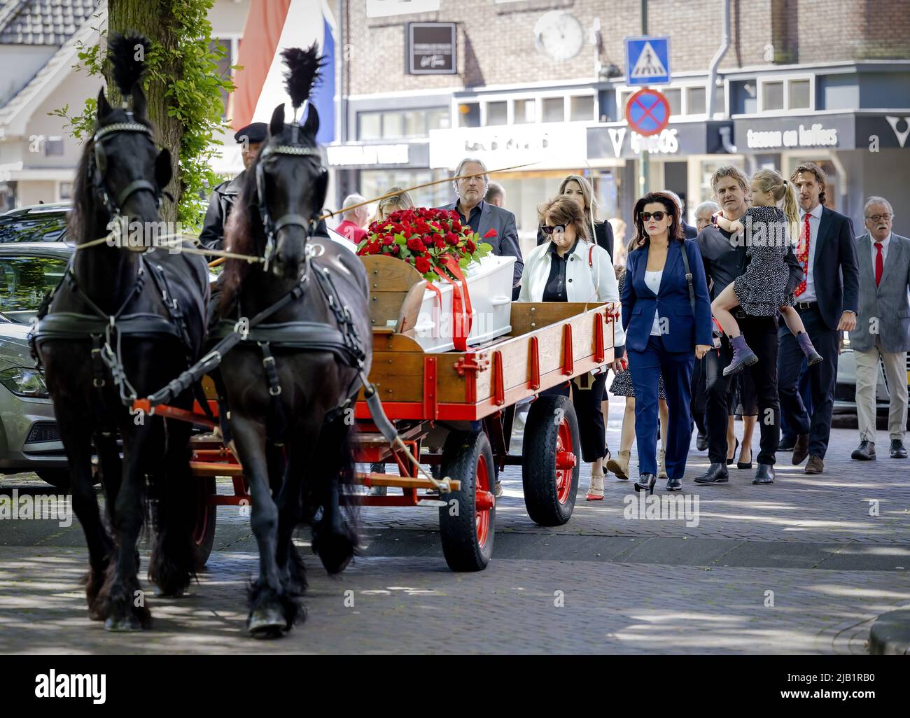 2022-06-02 10:58:18 LAREN - Ehefrau Gesina Lodewijkx und Kinder von Van gehen hinter dem Sarg von Willibrord Frequin Richtung St. John's Basilica vor seiner Beerdigung. Frequin starb im Alter von 80 Jahren an den Auswirkungen von Parkinson. ANP ROBIN VAN LONKHUIJSEN niederlande Out - belgien Out Stockfoto