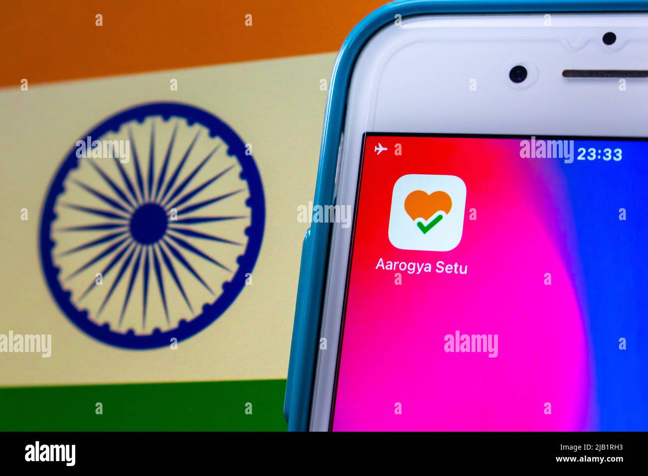 Kumamoto, JAPAN - Sep 25 2021 : Aarogya Setu App, indischer COVID-19-Kontaktdienst des National Informatics Center (MeitY), auf iPhone auf indischer Flagge Stockfoto