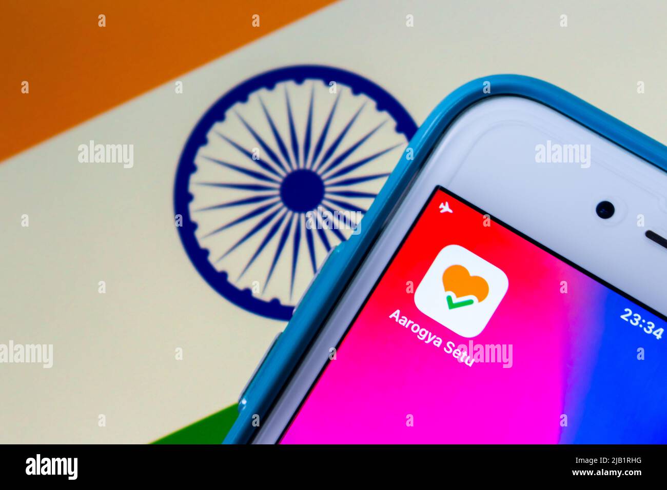 Kumamoto, JAPAN - Sep 25 2021 : Aarogya Setu App, indischer COVID-19-Kontaktdienst des National Informatics Center (MeitY), auf iPhone auf indischer Flagge Stockfoto