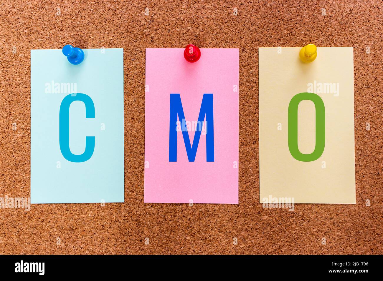 3 Buchstaben Stichwort CMO (Chief Marketing Officer), ein Geschäftsführer, der für Marketingaktivitäten in der Organisation verantwortlich ist, auf Aufklebern auf Korkbrett Stockfoto