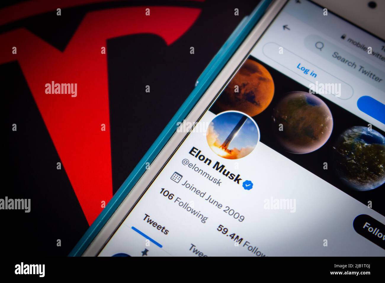 Kumamoto, JAPAN - Aug 26 2021 : Conceptual closeup Elon Musk twitter-Account auf dem iPhone auf dem Tesla-Logo. Stockfoto