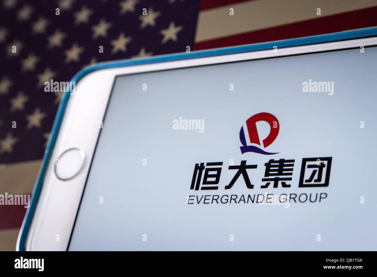 Kumamoto, JAPAN - Sep 24 2021 : die Evergrande Group (vormals Hengda Group), Chinas 2. größter Immobilienentwickler, auf dem iPhone unter US-Flagge. Stockfoto