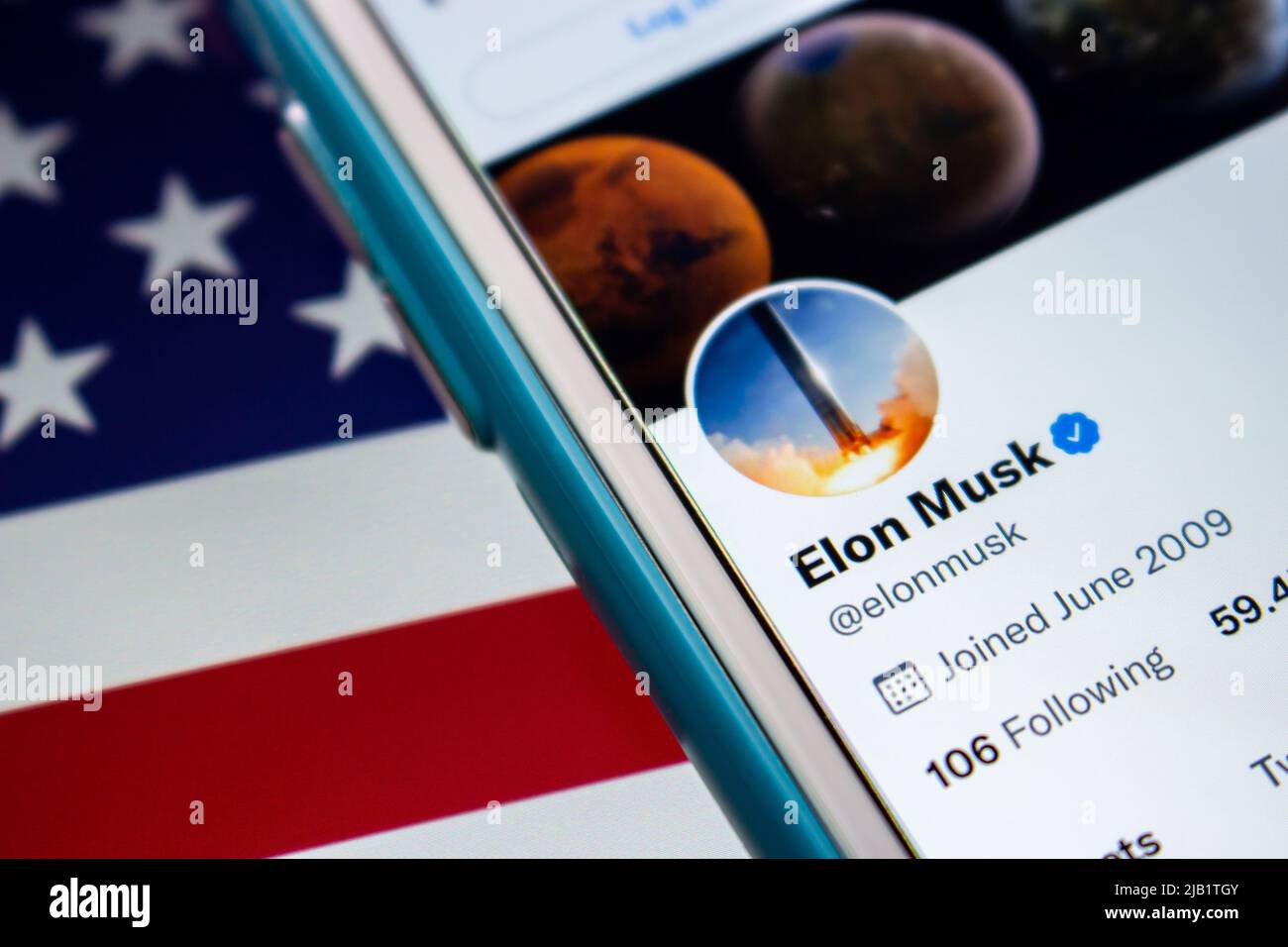 Kumamoto, JAPAN - Aug 26 2021 : Twitter-Account von Elon Musk auf dem iPhone unter US-Flagge. Gründer, CEO und Chief Engineer bei SpaceX Stockfoto