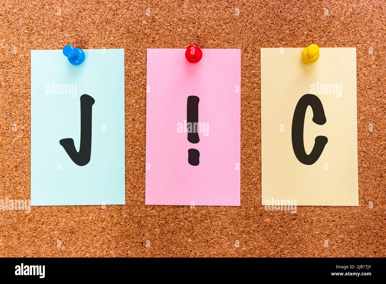 Konzeptuelle Abkürzung mit 3 Buchstaben JIC (Just in case) auf mehrfarbigen Aufklebern, die an einem Korkbrett angebracht sind. Stockfoto