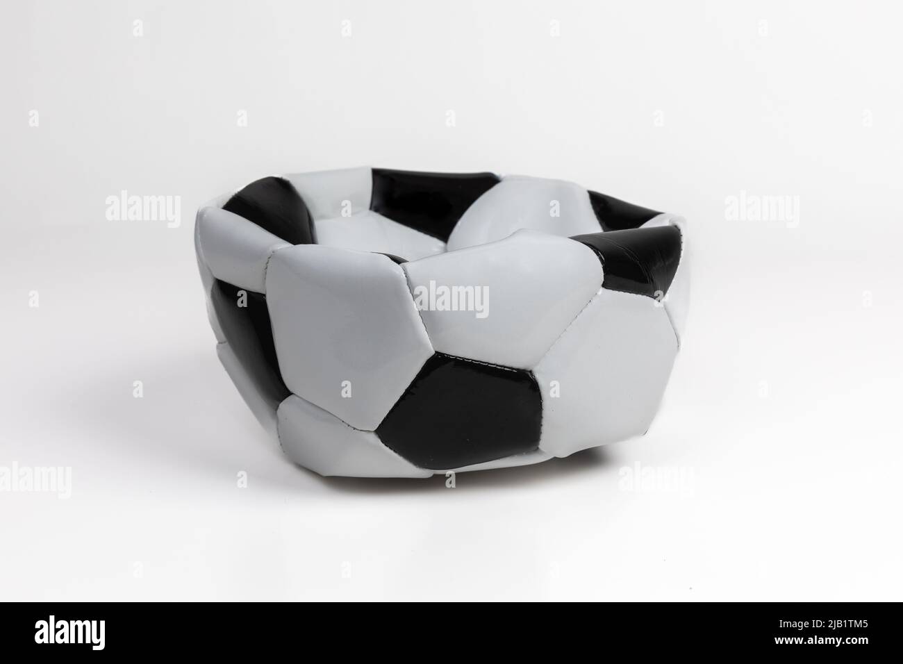 Entflat Fußball auf weißem Hintergrund Stockfoto