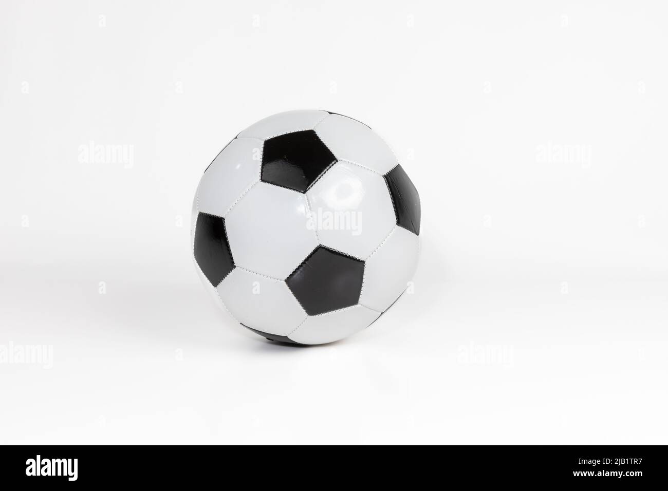 Fußball auf weißem Hintergrund Stockfoto