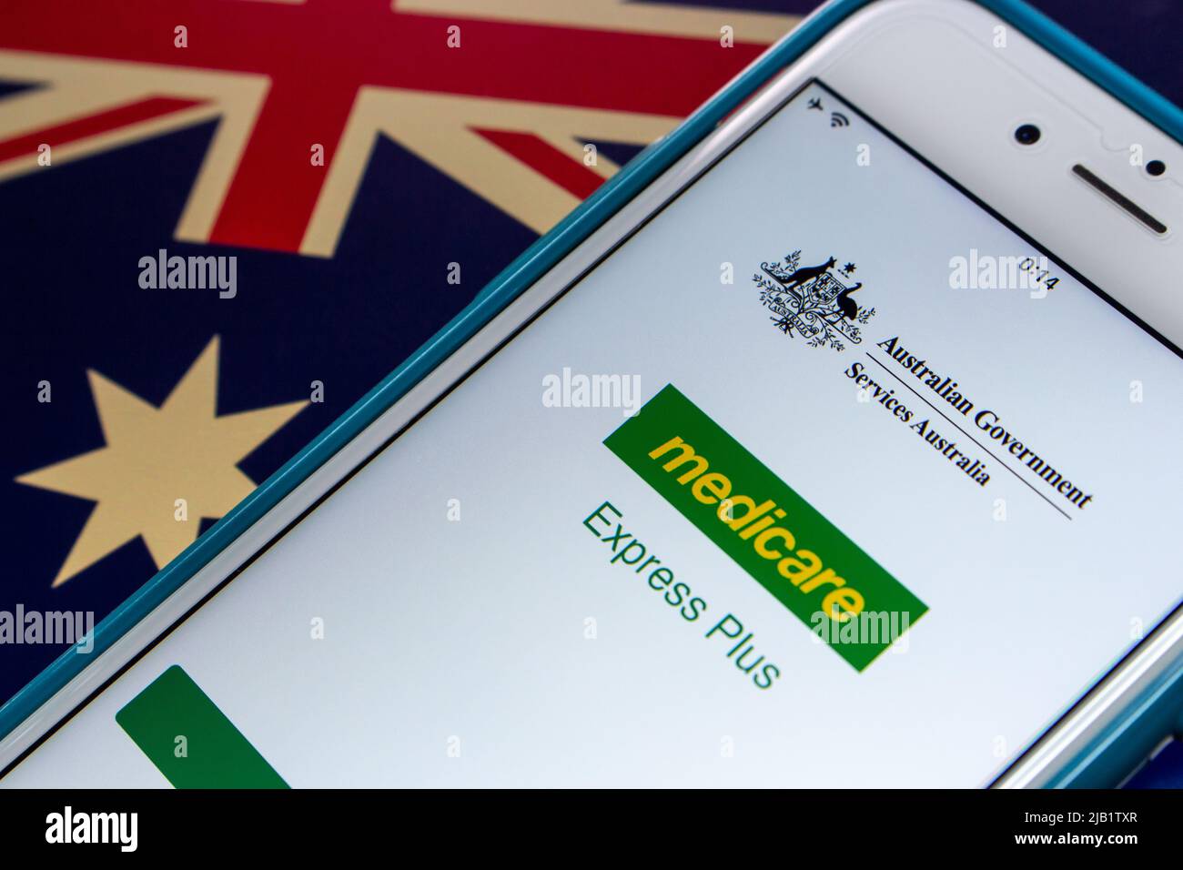 Kumamoto, JAPAN - Okt 18 2021 : Express Plus Medicare Mobile App auf dem iPhone unter australischer Flagge. Es ist medicare Management Service von Services Australia Stockfoto