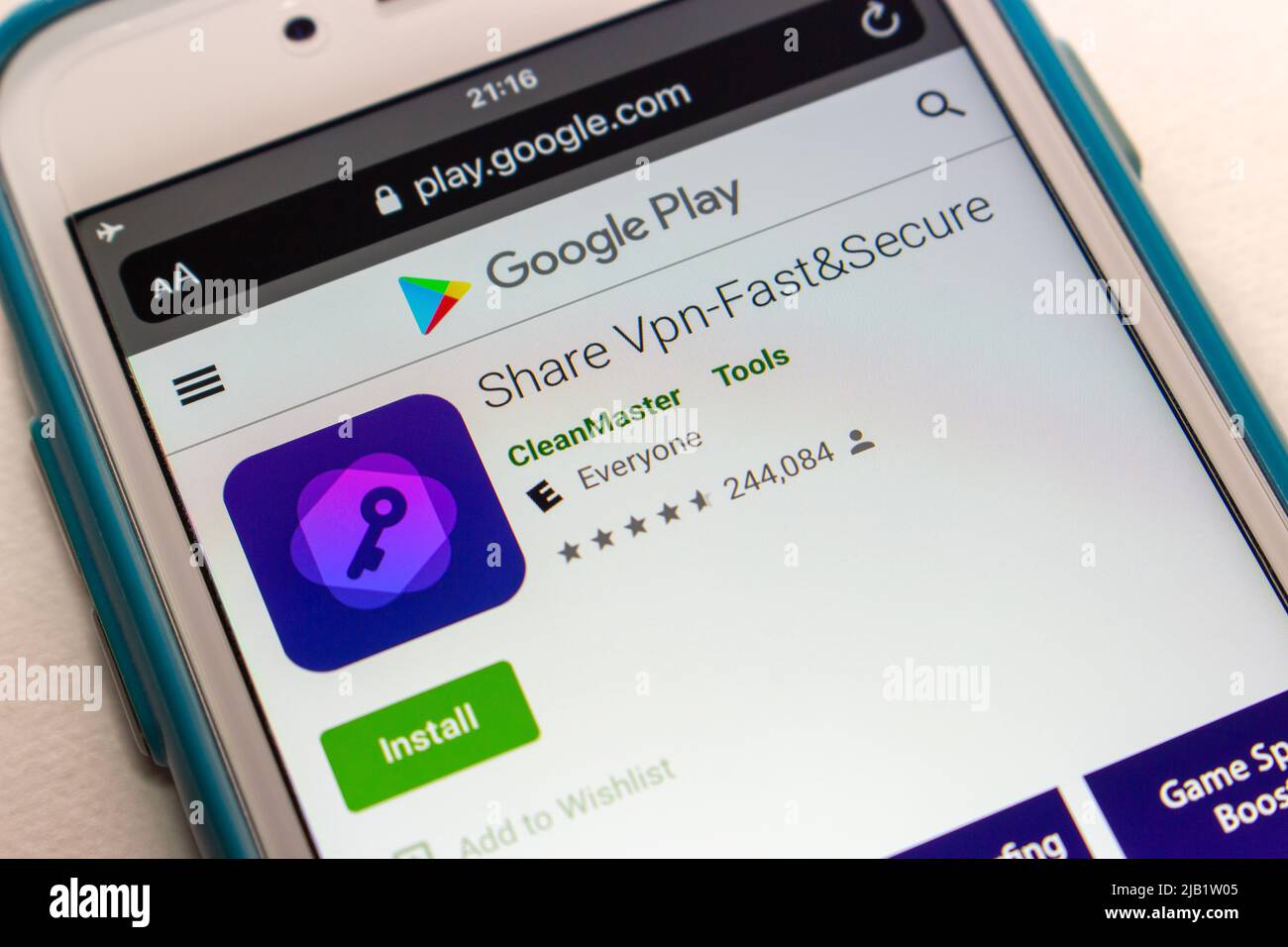 Kumamoto, JAPAN - Okt 20 2021 : Closeup Share VPN App von CleanMaster im Google Play Store auf dem Smartphone. Stockfoto