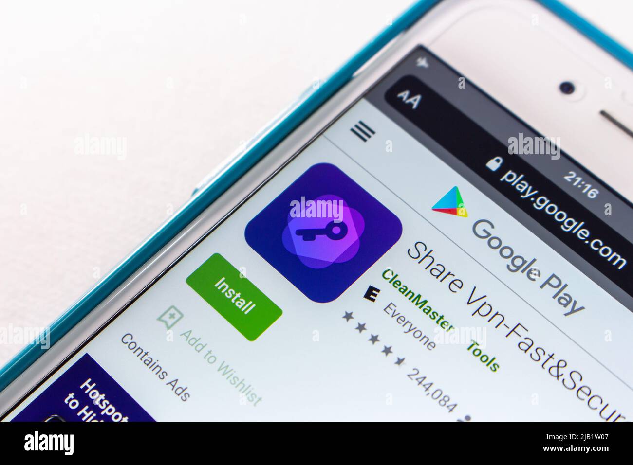Kumamoto, JAPAN - Okt 20 2021 : Closeup Share VPN App von CleanMaster im Google Play Store auf dem Smartphone. Stockfoto