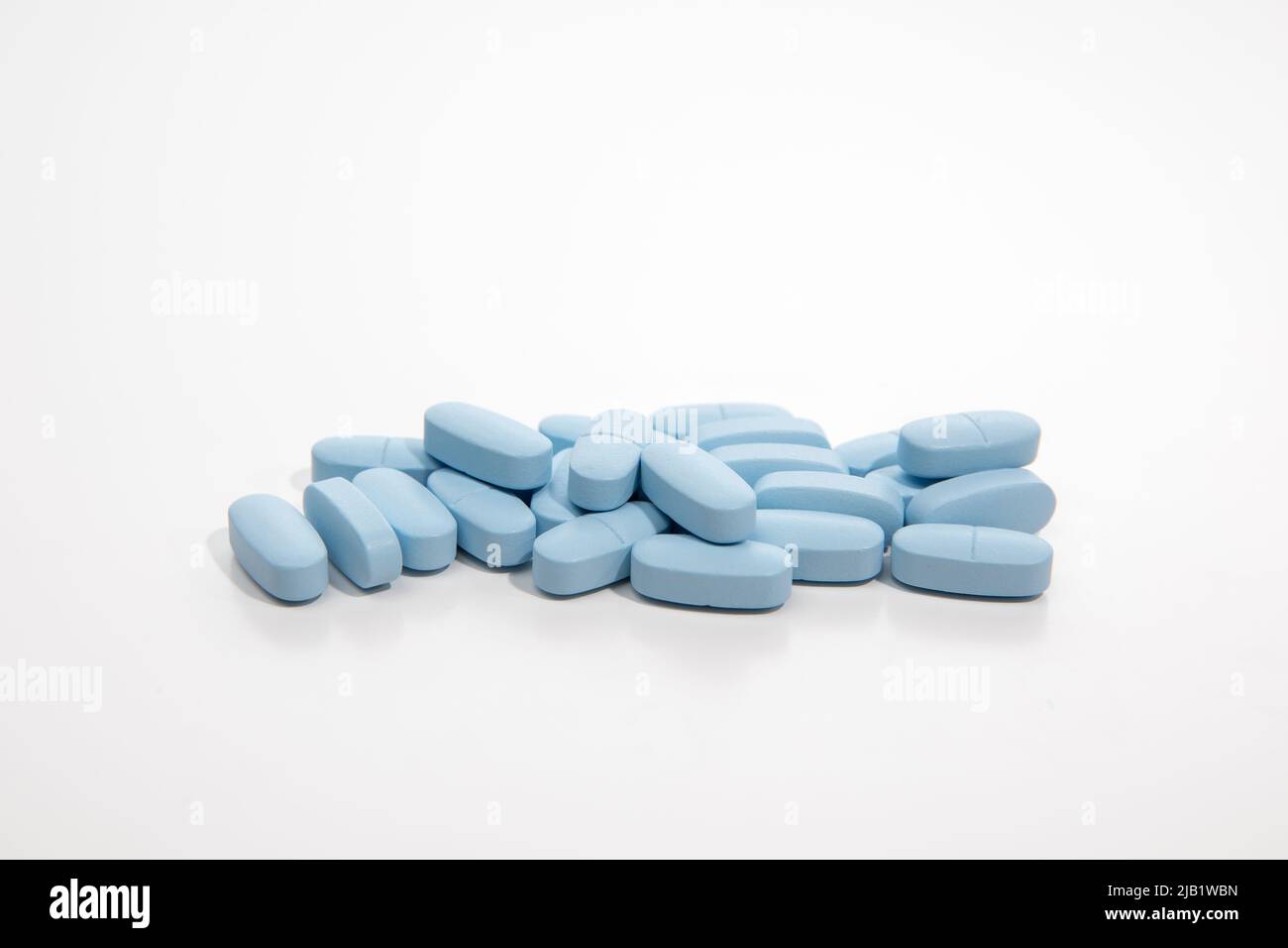 Verschiedene blaue pharmazeutische Kapseln, Pillen, Tabletten und Medikamente Stockfoto