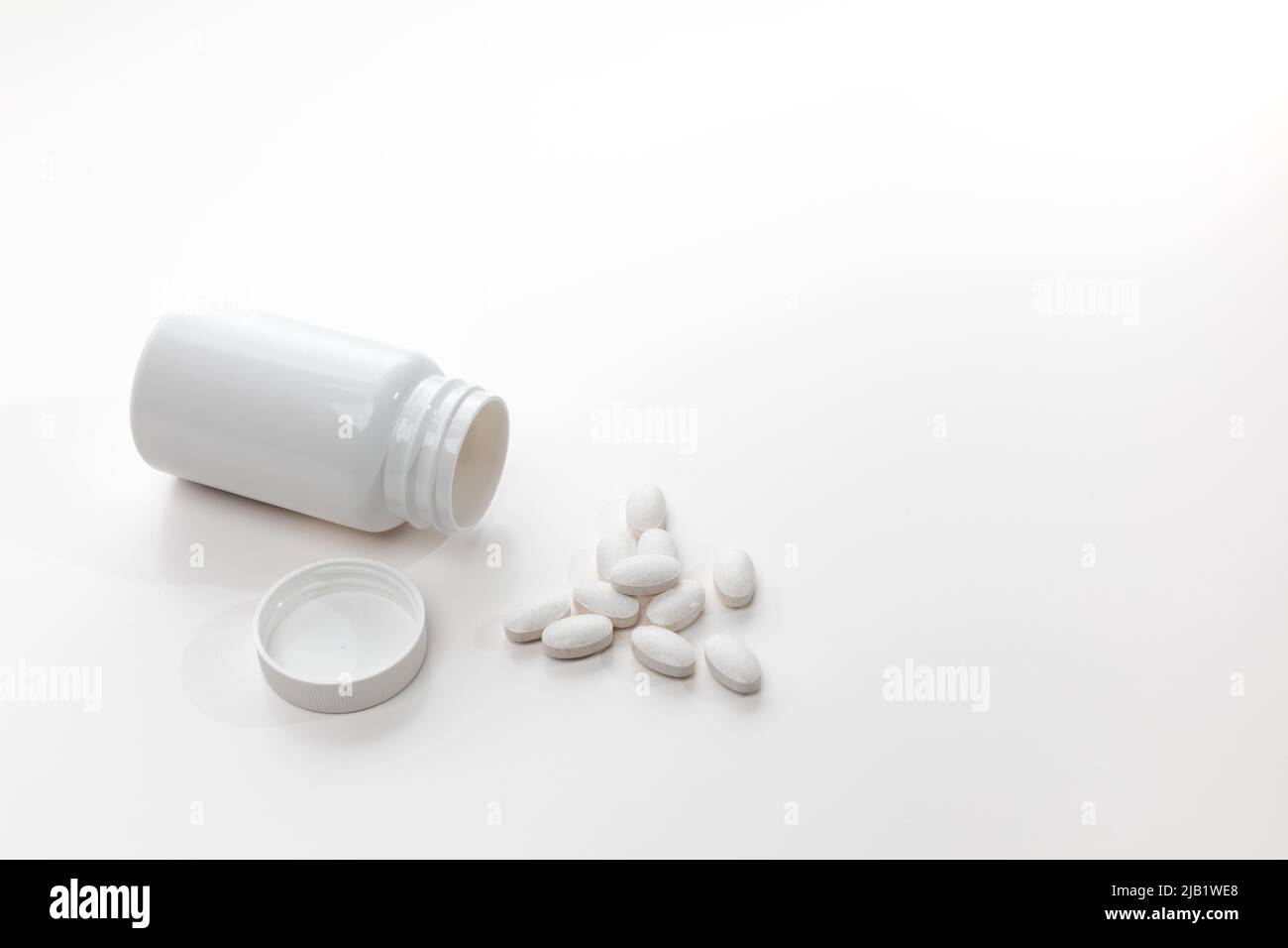 Verschiedene weiße pharmazeutische Kapseln, Pillen, Tabletten und Medikamente Stockfoto