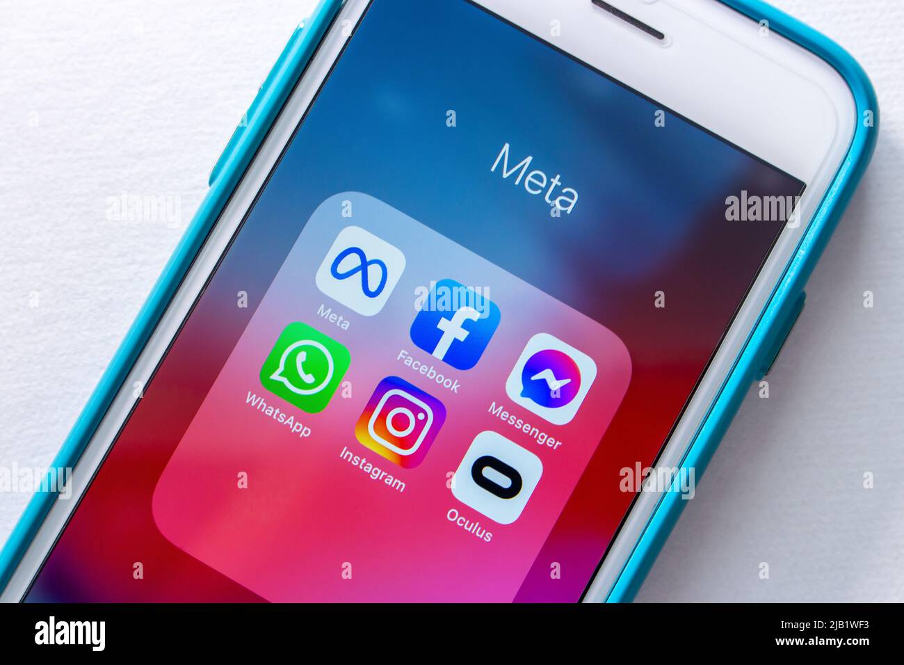 Symbol eines US-amerikanischen Technologiekonzerns Meta Platforms, Inc. Und seiner anderen Marken (Facebook, Messenger, WhatsApp, Instagram und Oculus VR) auf dem iPhone Stockfoto